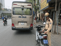 [Ảnh] Chiếc xe khách mắc kẹt trên cầu vượt Thái Hà khiến nghìn người chôn chân