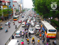 [Ảnh] Chiếc xe khách mắc kẹt trên cầu vượt Thái Hà khiến nghìn người chôn chân