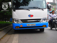 [Ảnh] Chiếc xe khách mắc kẹt trên cầu vượt Thái Hà khiến nghìn người chôn chân