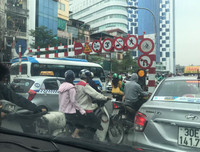 [Ảnh] Chiếc xe khách mắc kẹt trên cầu vượt Thái Hà khiến nghìn người chôn chân