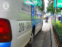 [Ảnh] Chiếc xe khách mắc kẹt trên cầu vượt Thái Hà khiến nghìn người chôn chân