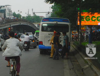 [Ảnh] Chiếc xe khách mắc kẹt trên cầu vượt Thái Hà khiến nghìn người chôn chân