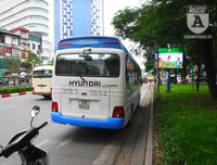 [Ảnh] Chiếc xe khách mắc kẹt trên cầu vượt Thái Hà khiến nghìn người chôn chân