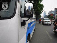 [Ảnh] Chiếc xe khách mắc kẹt trên cầu vượt Thái Hà khiến nghìn người chôn chân