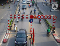 [Ảnh] Chiếc xe khách mắc kẹt trên cầu vượt Thái Hà khiến nghìn người chôn chân