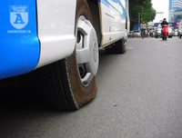 [Ảnh] Chiếc xe khách mắc kẹt trên cầu vượt Thái Hà khiến nghìn người chôn chân