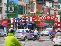 [Ảnh] Chiếc xe khách mắc kẹt trên cầu vượt Thái Hà khiến nghìn người chôn chân