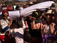 [ẢNH] Rợn người trước những nghi lễ đáng sợ trên thế giới