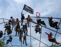 [ẢNH] Biểu tình phản đối phân biệt sắc tộc lan rộng ra nhiều quốc gia trên thế giới