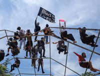 [ẢNH] Biểu tình phản đối phân biệt sắc tộc lan rộng ra nhiều quốc gia trên thế giới