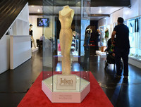 [Ảnh] Những món đồ đấu giá 