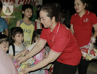 [ẢNH] Mang yêu thương đến trẻ em nghèo dưới chân cầu Long Biên trong ngày Tết thiếu nhi