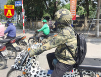 [ẢNH] Đường phố Hà Nội vắng hoe, người dân chống nắng kín mít vẫn ngại ra đường