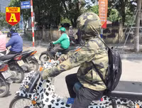 [ẢNH] Đường phố Hà Nội vắng hoe, người dân chống nắng kín mít vẫn ngại ra đường