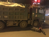 [ẢNH] Hiện trường ba vụ tai nạn giao thông liên tiếp ở Hà Nội trong đêm 22-4