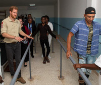 [ẢNH] Hoàng tử Harry tiếp nối hình ảnh công nương Diana trong chuyến thăm miền Nam châu Phi