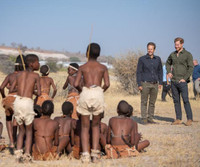 [ẢNH] Hoàng tử Harry tiếp nối hình ảnh công nương Diana trong chuyến thăm miền Nam châu Phi