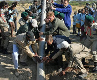 [ẢNH] Hoàng tử Harry tiếp nối hình ảnh công nương Diana trong chuyến thăm miền Nam châu Phi