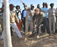 [ẢNH] Hoàng tử Harry tiếp nối hình ảnh công nương Diana trong chuyến thăm miền Nam châu Phi