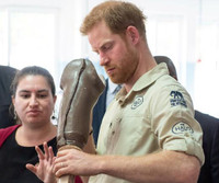 [ẢNH] Hoàng tử Harry tiếp nối hình ảnh công nương Diana trong chuyến thăm miền Nam châu Phi