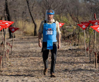 [ẢNH] Hoàng tử Harry tiếp nối hình ảnh công nương Diana trong chuyến thăm miền Nam châu Phi