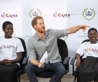 [ẢNH] Hoàng tử Harry tiếp nối hình ảnh công nương Diana trong chuyến thăm miền Nam châu Phi