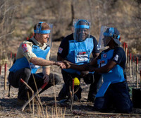 [ẢNH] Hoàng tử Harry tiếp nối hình ảnh công nương Diana trong chuyến thăm miền Nam châu Phi