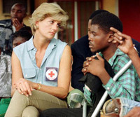 [ẢNH] Hoàng tử Harry tiếp nối hình ảnh công nương Diana trong chuyến thăm miền Nam châu Phi