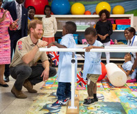 [ẢNH] Hoàng tử Harry tiếp nối hình ảnh công nương Diana trong chuyến thăm miền Nam châu Phi