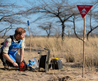 [ẢNH] Hoàng tử Harry tiếp nối hình ảnh công nương Diana trong chuyến thăm miền Nam châu Phi