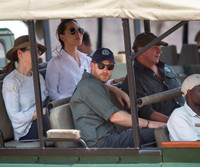 [ẢNH] Hoàng tử Harry tiếp nối hình ảnh công nương Diana trong chuyến thăm miền Nam châu Phi