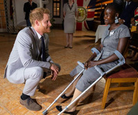 [ẢNH] Hoàng tử Harry tiếp nối hình ảnh công nương Diana trong chuyến thăm miền Nam châu Phi