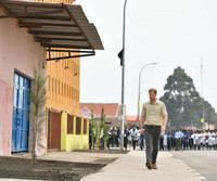 [ẢNH] Hoàng tử Harry tiếp nối hình ảnh công nương Diana trong chuyến thăm miền Nam châu Phi