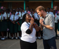 [ẢNH] Hoàng tử Harry tiếp nối hình ảnh công nương Diana trong chuyến thăm miền Nam châu Phi