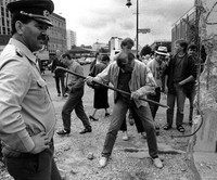 [ẢNH] Nhìn lại những hình ảnh ngày Bức tường Berlin cách đây 30 năm