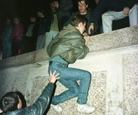 [ẢNH] Nhìn lại những hình ảnh ngày Bức tường Berlin cách đây 30 năm