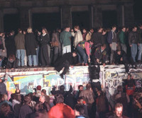 [ẢNH] Nhìn lại những hình ảnh ngày Bức tường Berlin cách đây 30 năm