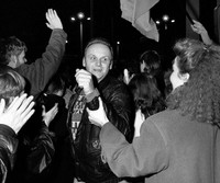 [ẢNH] Nhìn lại những hình ảnh ngày Bức tường Berlin cách đây 30 năm