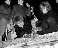 [ẢNH] Nhìn lại những hình ảnh ngày Bức tường Berlin cách đây 30 năm