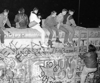 [ẢNH] Nhìn lại những hình ảnh ngày Bức tường Berlin cách đây 30 năm