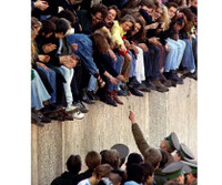 [ẢNH] Nhìn lại những hình ảnh ngày Bức tường Berlin cách đây 30 năm