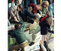 [ẢNH] Nhìn lại những hình ảnh ngày Bức tường Berlin cách đây 30 năm