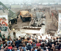 [ẢNH] Nhìn lại những hình ảnh ngày Bức tường Berlin cách đây 30 năm