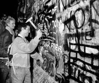 [ẢNH] Nhìn lại những hình ảnh ngày Bức tường Berlin cách đây 30 năm