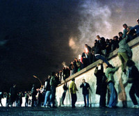 [ẢNH] Nhìn lại những hình ảnh ngày Bức tường Berlin cách đây 30 năm