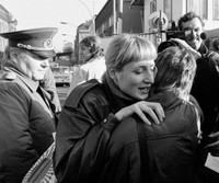 [ẢNH] Nhìn lại những hình ảnh ngày Bức tường Berlin cách đây 30 năm