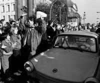 [ẢNH] Nhìn lại những hình ảnh ngày Bức tường Berlin cách đây 30 năm