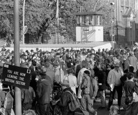 [ẢNH] Nhìn lại những hình ảnh ngày Bức tường Berlin cách đây 30 năm