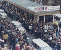 [ẢNH] Nhìn lại những hình ảnh ngày Bức tường Berlin cách đây 30 năm