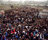 [ẢNH] Nhìn lại những hình ảnh ngày Bức tường Berlin cách đây 30 năm